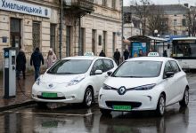 Електротаксі у Хмельницькому: які служби використовують електромобілі та які тарифи