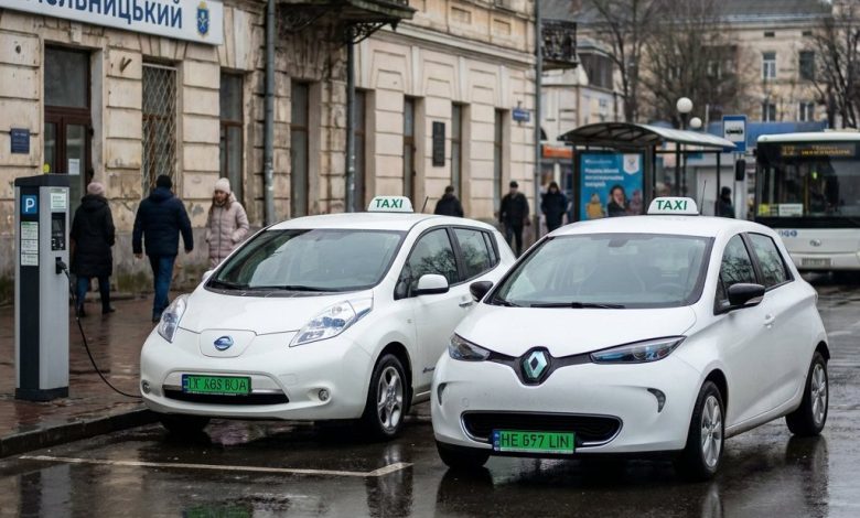 Електротаксі у Хмельницькому: які служби використовують електромобілі та які тарифи