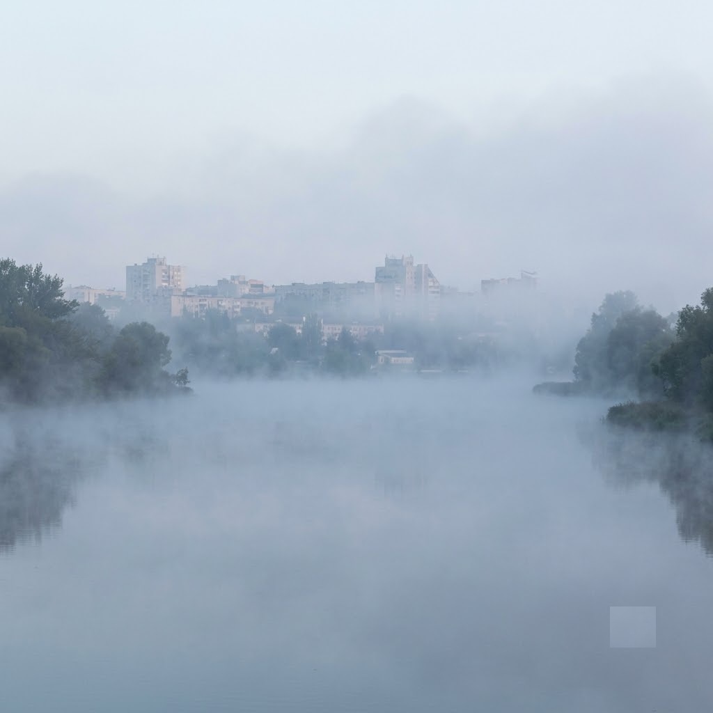 Атмосферне фото ранкового туману над річкою Південний Буг у Хмельницькому, зняте у квадратному форматі.